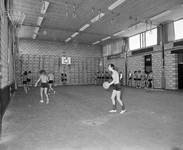 857786 Afbeelding van leerlingen van de nieuwe I.V.O.-mavo school (Pythagoruslaan 20) te Utrecht, tijdens de gymnastiekles.